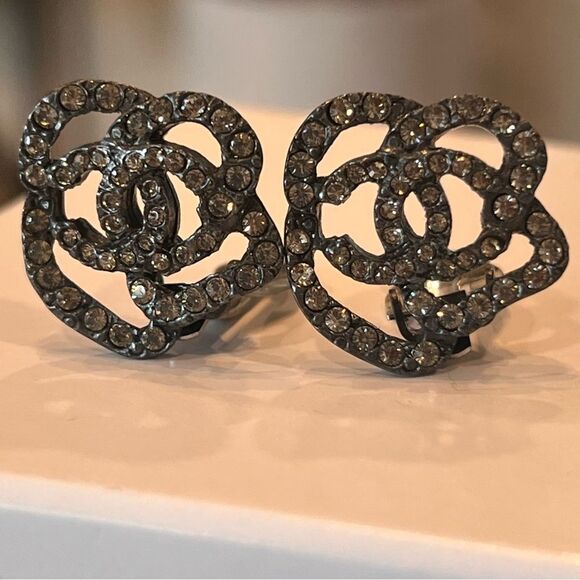 Elegant Chanel Silver Camellia Earrings - Picture 4 of 7